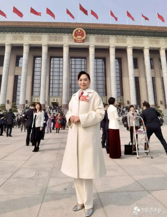 鄺美雲到北京出席第十四屆全國人民代表大會第一次會議。微博