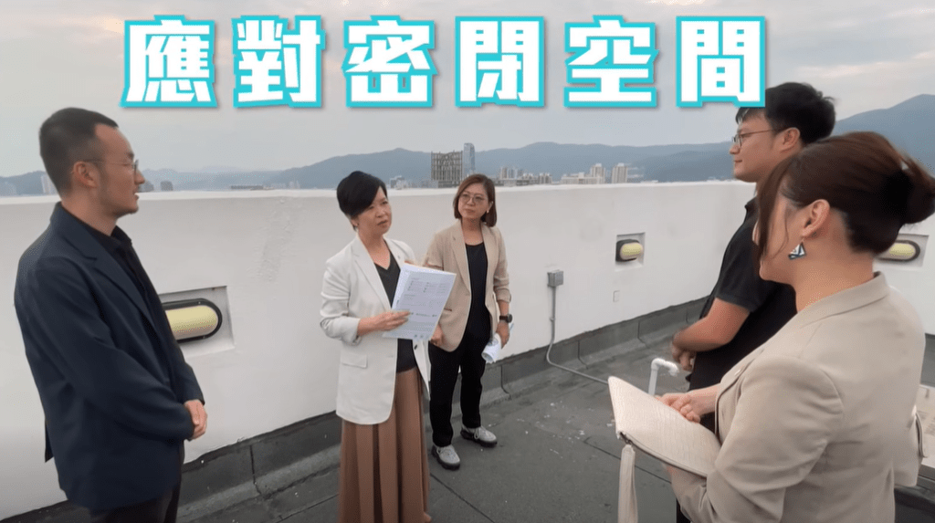 何永賢本月初親赴麗瑤邨實地視察機械人運作並親自嘗試操作。何永賢fb影片截圖 何永賢本月初親赴麗瑤邨實地視察機械人運作並親自嘗試操作。何永賢fb影片截圖