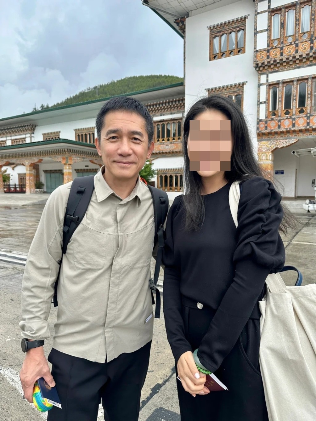 还有一位女网民透露已和梁朝伟及刘嘉玲乘坐同一班机回家，并幸运地与手持护照的梁朝伟合照。