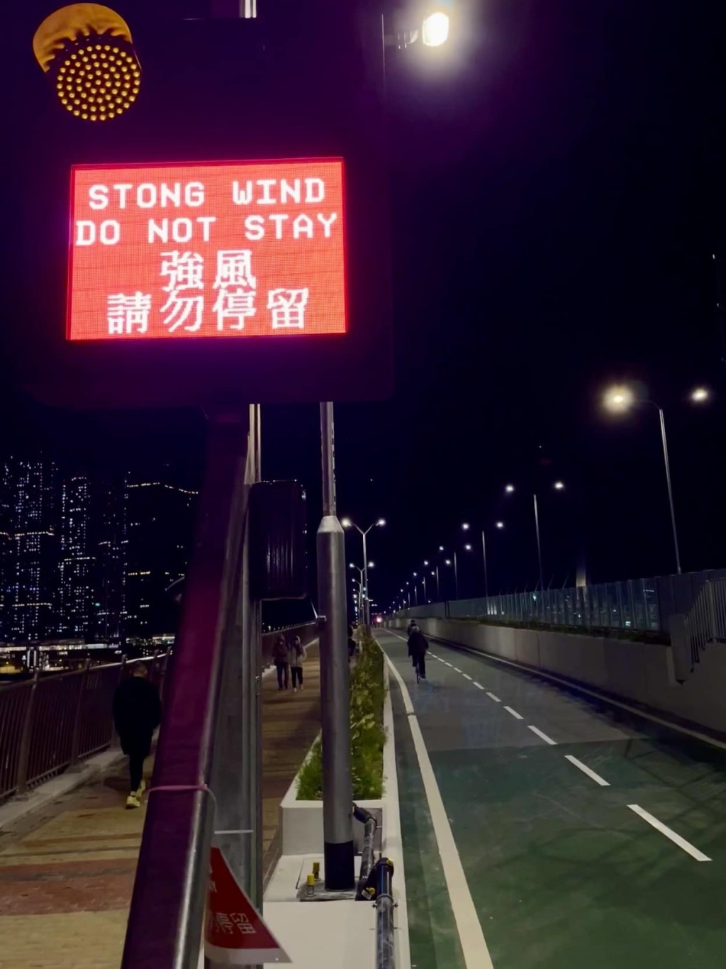 有人留意到一个LED显示屏出错，将强风的英文（strong wind）错误打成「stong wind」。「将军澳主场」FB