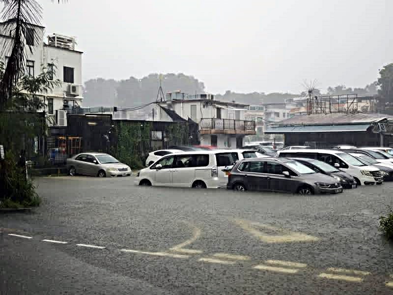 本港多處出現水浸。網圖 本港多處出現水浸。網圖