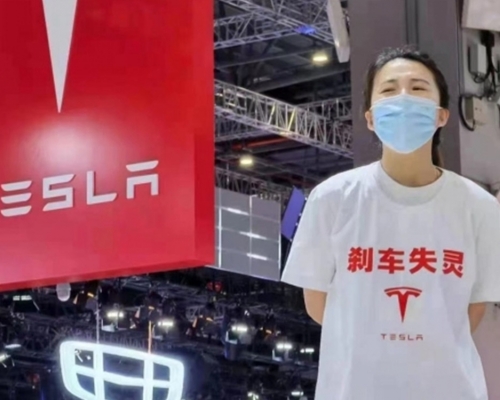 早前上海車展女車主爬上車頂維權事件引發關注。網圖