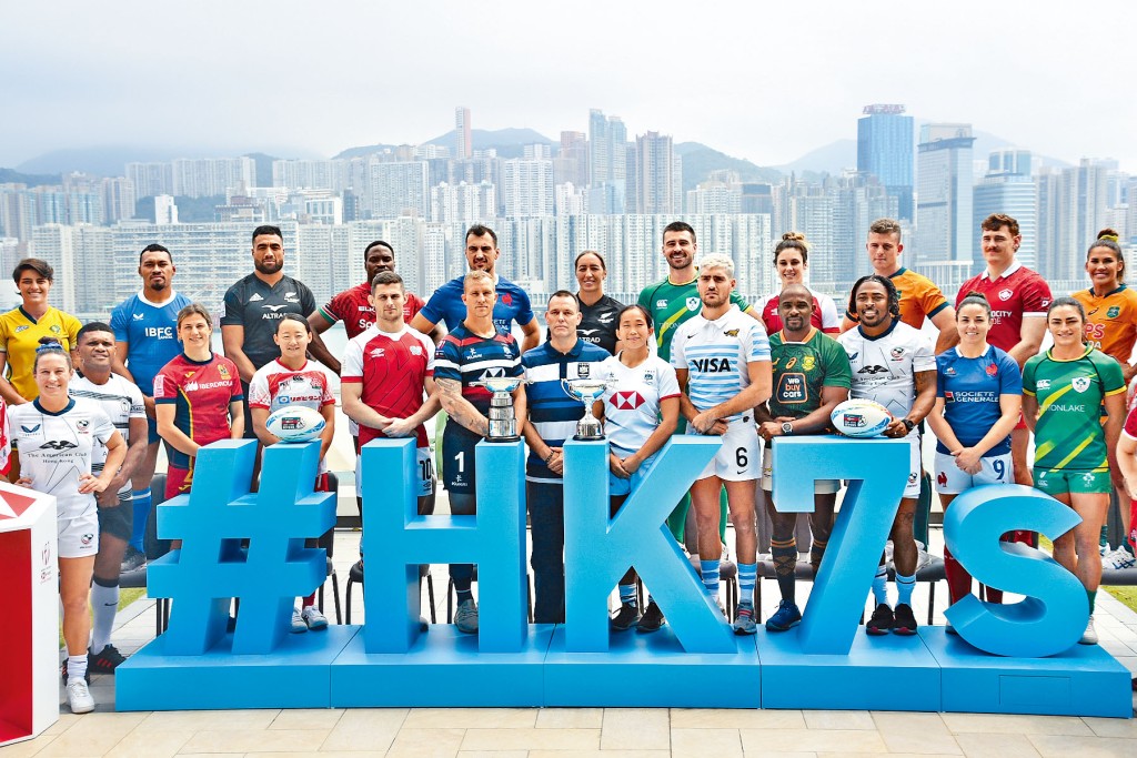 参赛球队的队长赛前大合照，先礼后兵。 