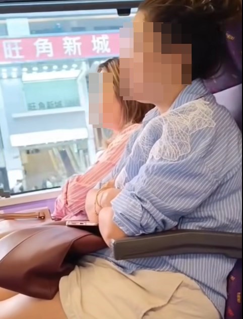 片中正在北行的巴士駛經彌敦道旺角信和中 心和旺角新城一帶,涉事的兩名女乘客穿著 斯文,分別穿粉紅和粉紅色條子恤衫。fb「香港交通突發報料區」截圖 片中正在北行的巴士駛經彌敦道旺角信和中 心和旺角新城一帶,涉事的兩名女乘客穿著 斯文,分別穿粉紅和粉紅色條子恤衫。fb「香港交通突發報料區」截圖