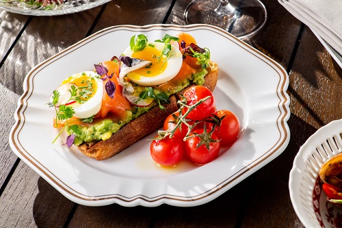 烟三文鱼牛油果多士(a)
香脆松化的多士上，有烟三文鱼、牛油果、半熟蛋及芫荽，真材实料。