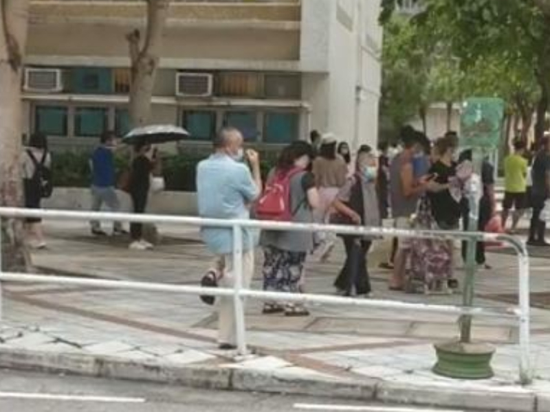 警方行動期間大批街坊圍觀。fb群組「Tin Shui Wai 天水圍」網民「Stanley Choy」圖片