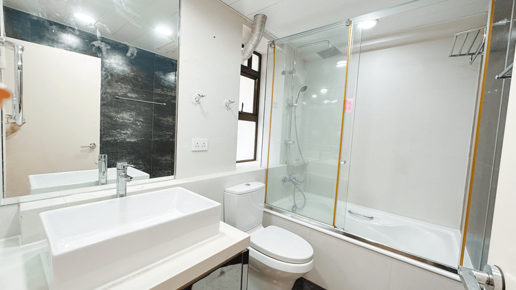 浴室整潔企理，浴缸加設趟門分隔， 保持乾濕分離。