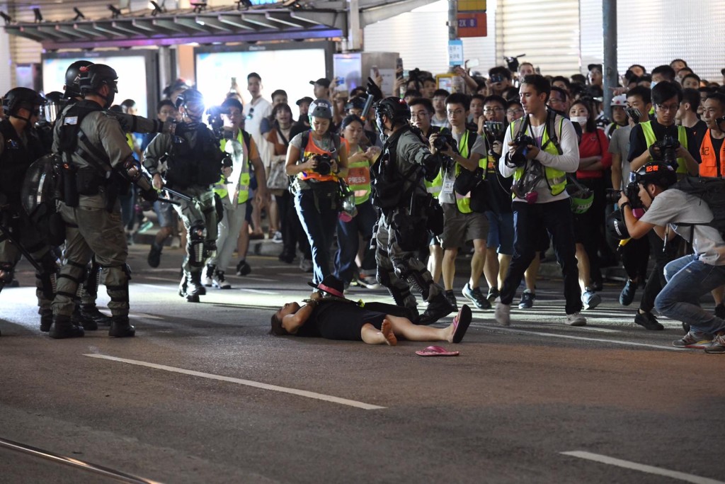 防暴警察與人群對峙