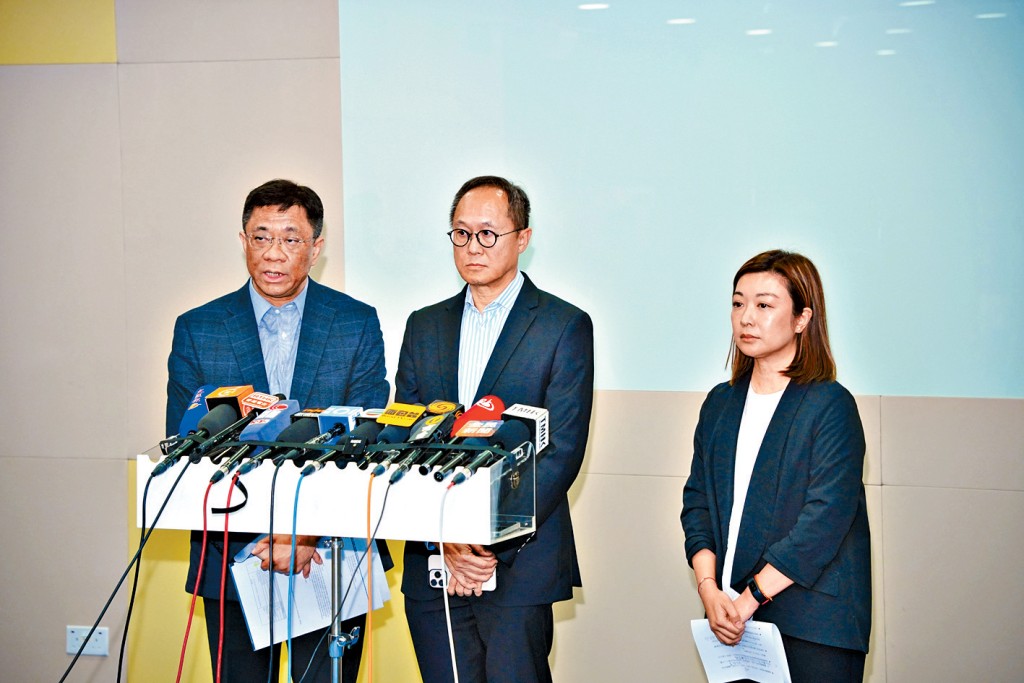 左起：医管局病人安全及风险管理总行政经理张伟文、九龙西医院联网总监罗振邦及明爱医院行政总监关慧敏，交代明爱医疗事故。