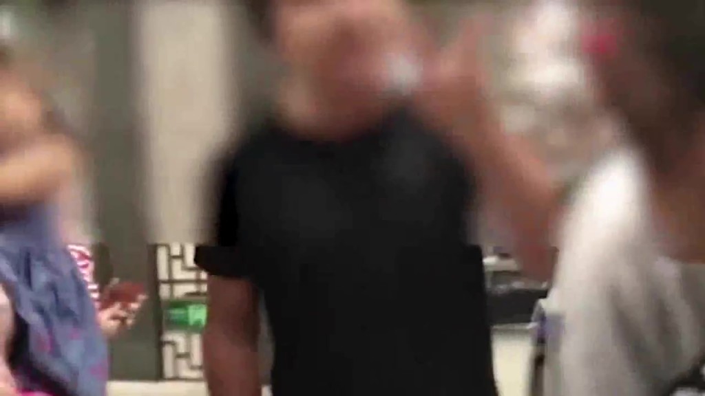 謝男激動指安檢員用探測儀檢查時,觸踫到他孩子的臉。(網圖)