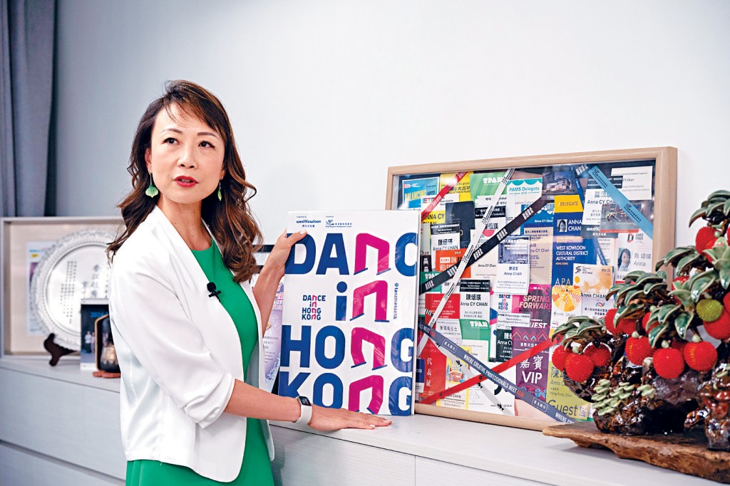 陈颂瑛难忘在世界各地艺术节与博览会留下足迹，带领本港艺术家走进国际舞台。