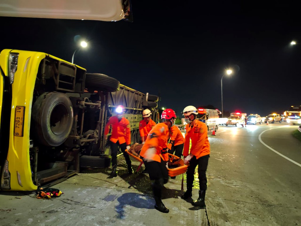 印尼长途巴士失控翻侧，搜救人员救出一名生还者。新华社