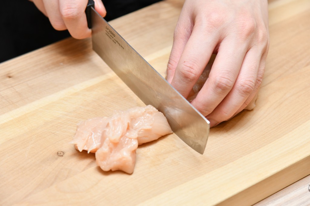 Step 1: 雞柳切件，加入醃料醃十五分鐘。 Cut the chicken fillets into pieces and marinate for 15 minutes.