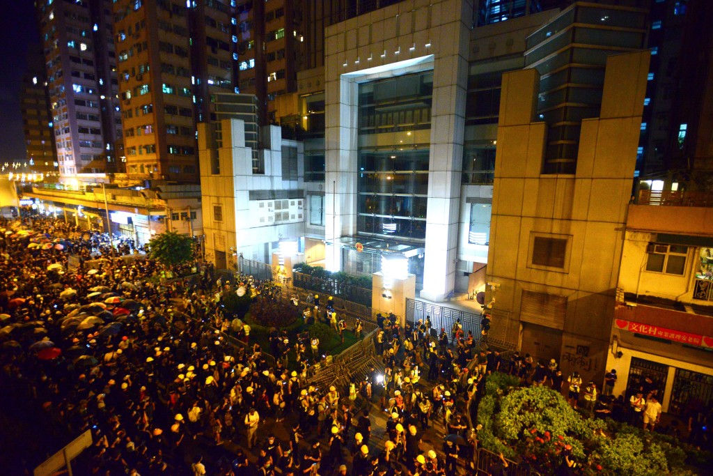 去年「7‧21大游行」后，部份人冲击中联办。资料图片