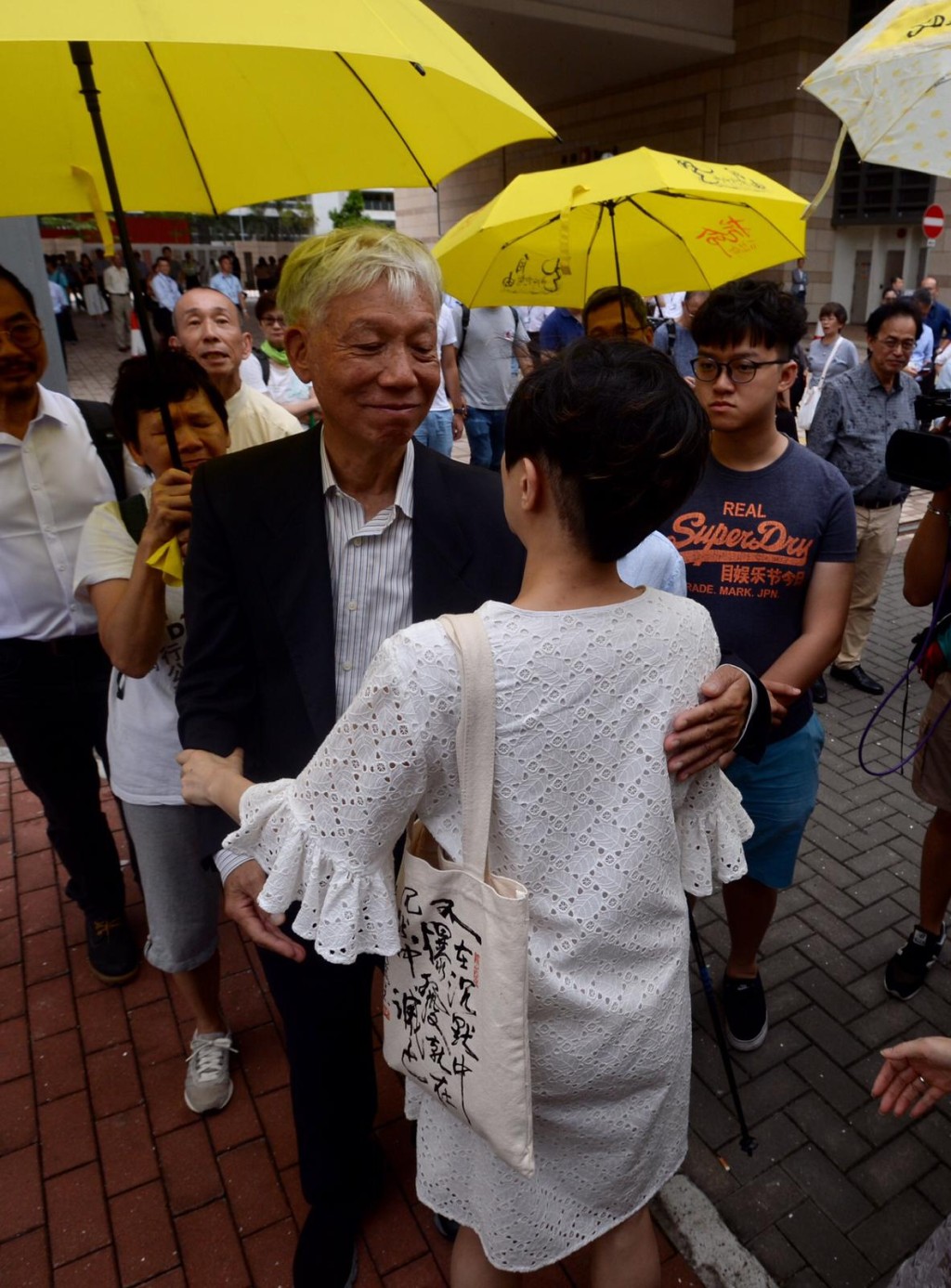 陳淑莊判刑後,隨即與朱耀明及其太太相擁。