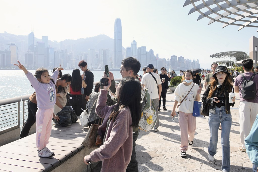 尖沙咀海濱是遊客必到的景點。資料圖片 尖沙咀海濱是遊客必到的景點。資料圖片