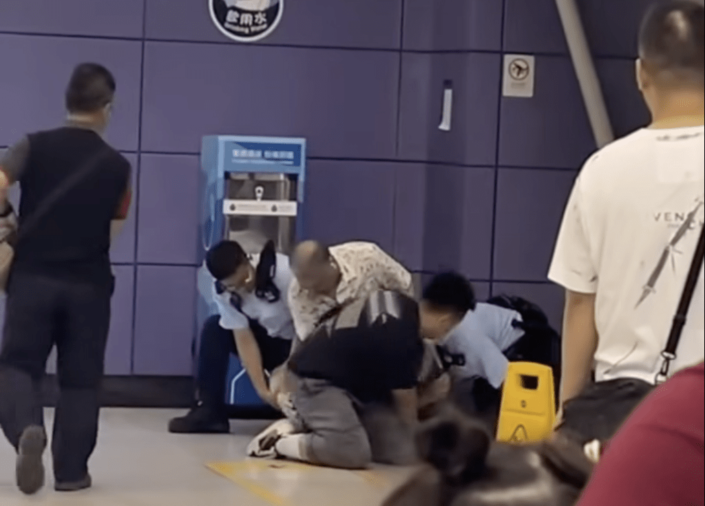 兩名軍裝警員及兩名便裝男子合力制服疑人。網上片段截圖 兩名軍裝警員及兩名便裝男子合力制服疑人。網上片段截圖