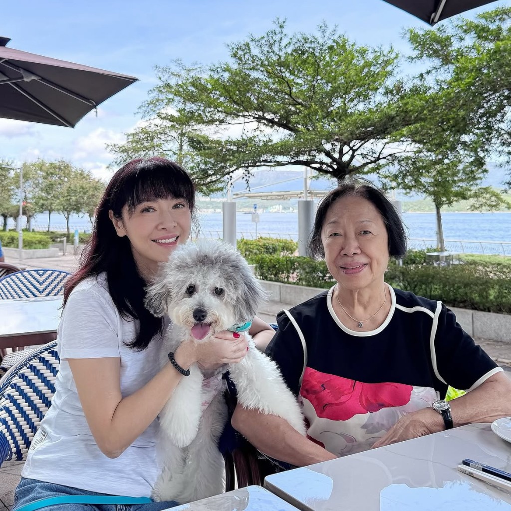 向海嵐染上黑髮後，外表年輕不少。