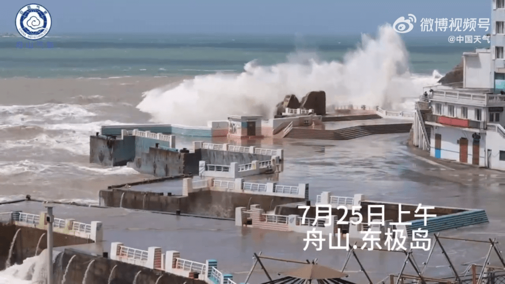 浙江舟山東極島沿海掀巨浪。