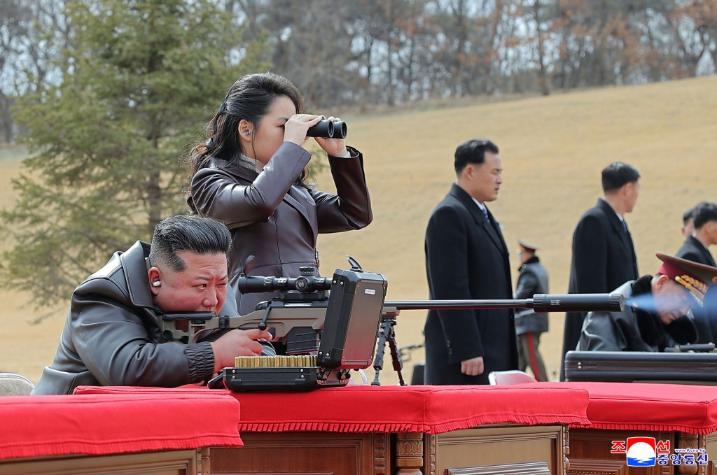 金正恩进行射击时，金主爱持望远镜观望。美联社
