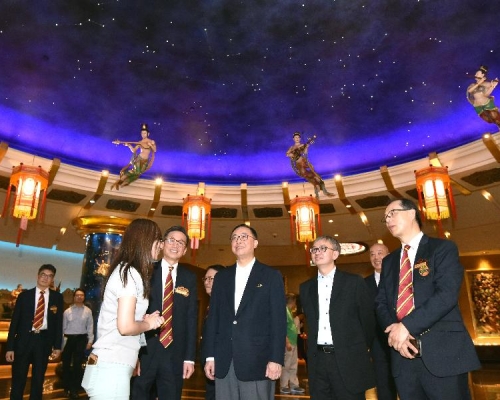 楊偉雄(前排中)在黃大仙祠參觀太歲元辰殿聽取嗇色園代表介紹方便善信的電子化服務。政府新聞處圖片