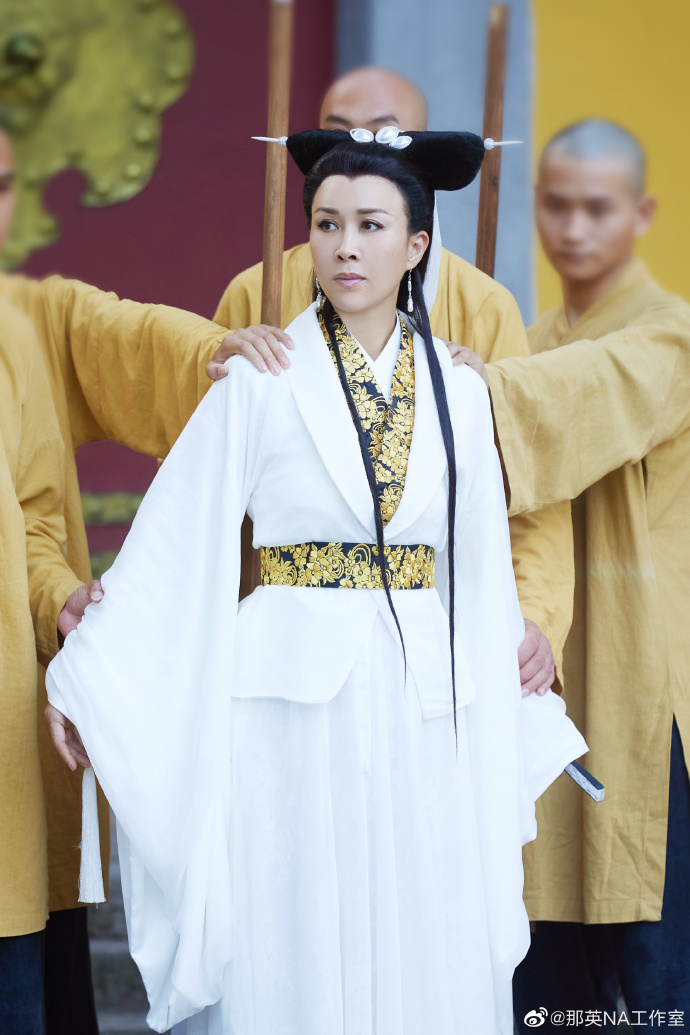 那英一身白衣打扮，相信她是扮演白蛇。