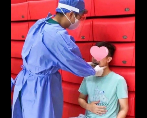 廣州一名男同學在檢測時卻因嘴巴張開太大，不慎下巴脫臼。網上圖片