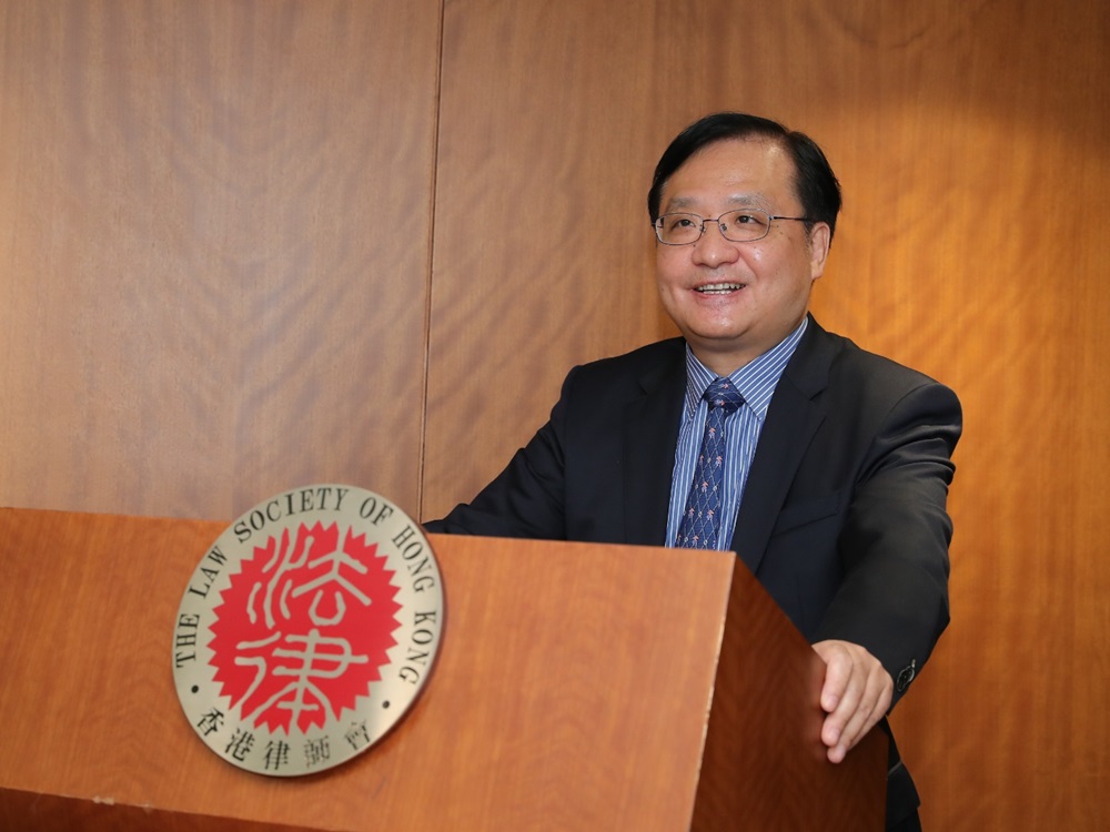 方建明發表主題演說,表示法治保障是大灣區建設的重要一環。