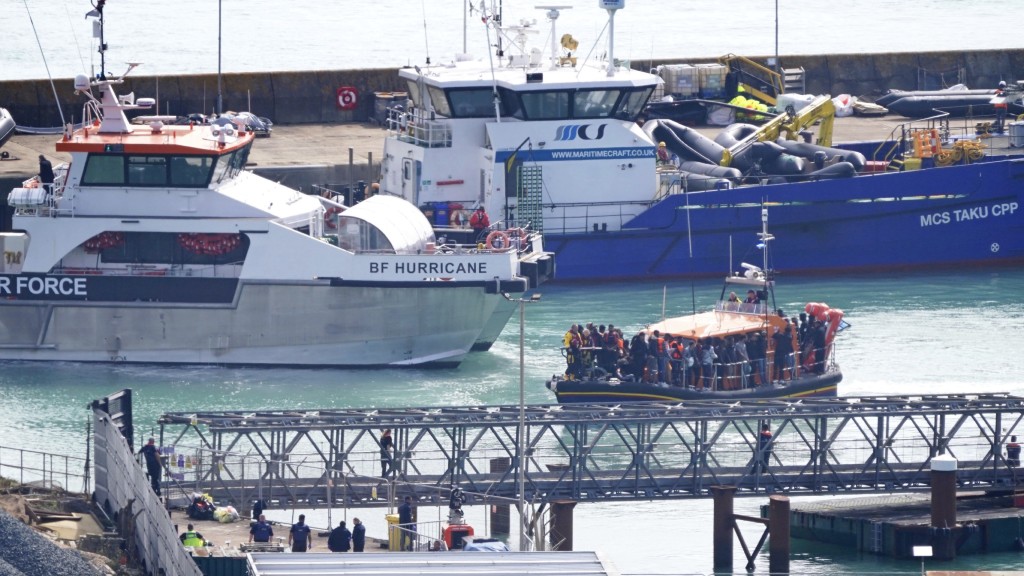 英倫海峽偷渡船翻沉，邊境部隊將獲救難民帶到英國肯特郡多佛港。 美聯社