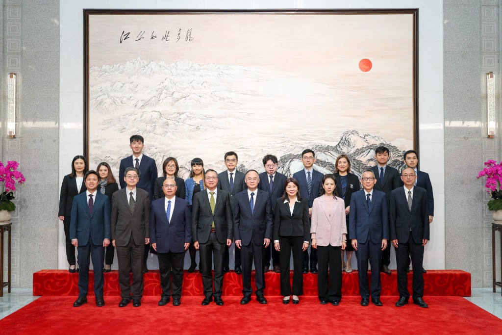 林定國與律政司代表團早前拜訪北京中央港澳工作辦公室、國務院港澳事務辦公室,並與農融副主任會面。林定國FB圖片 林定國與律政司代表團早前拜訪北京中央港澳工作辦公室、國務院港澳事務辦公室,並與農融副主任會面。林定國FB圖片
