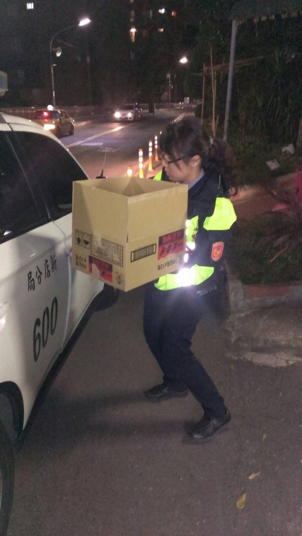 好心女警找來紙箱安置受傷貓咪。