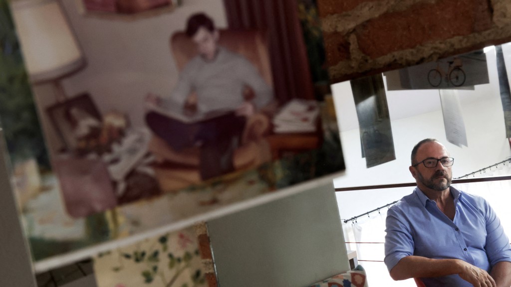 62歲的費爾南多展示自己年少時的照片，講述當時曾在馬德里的學校被一名神父強姦。 路透社
