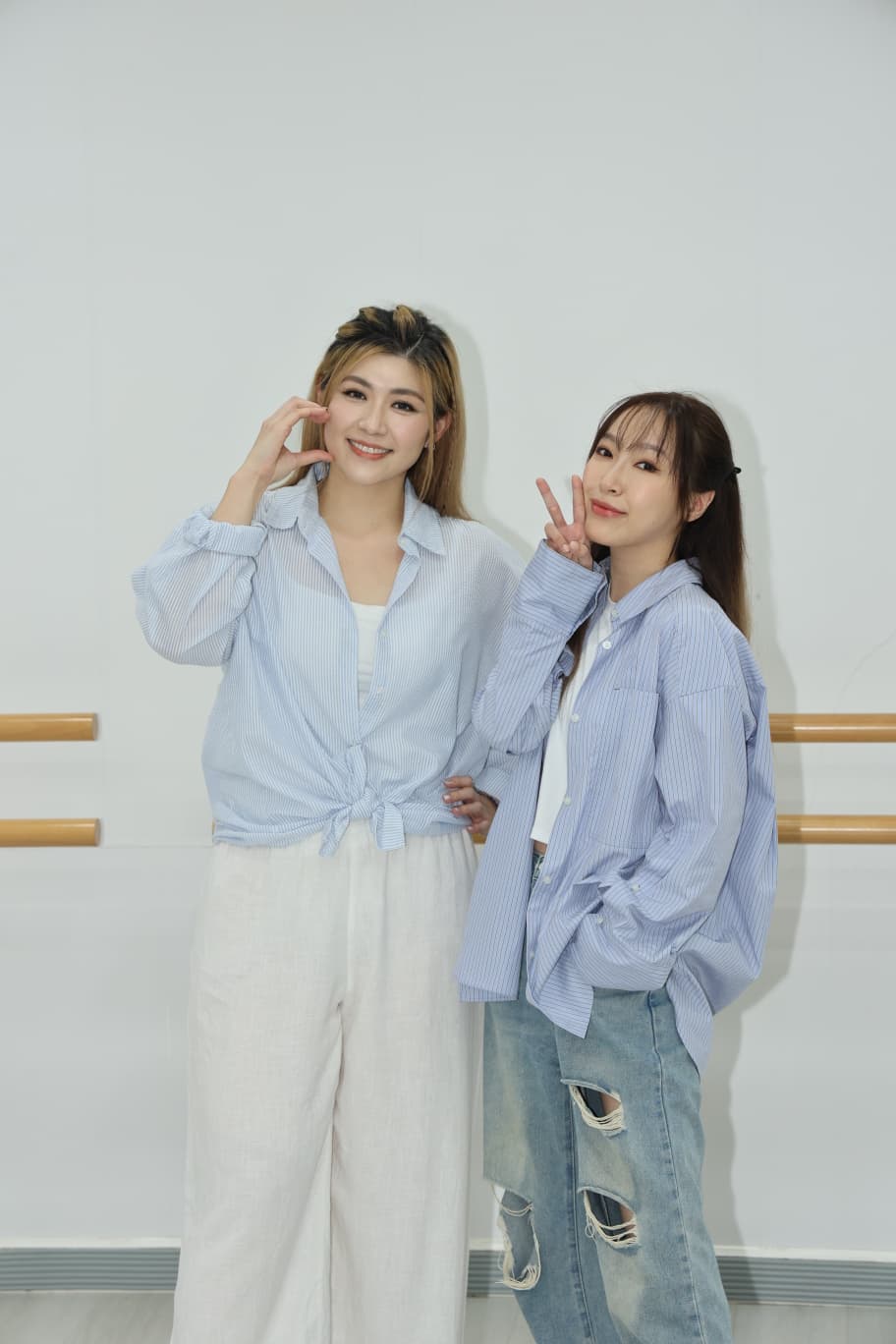 陳凱彤、葉巧琳到小西灣綵排音樂劇《為你鍾情》。 陳凱彤、葉巧琳到小西灣綵排音樂劇《為你鍾情》。