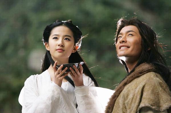 黄晓明2006年拍《神雕侠侣》饰演杨过走红。