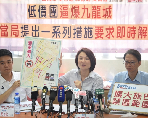 民建聯主席李慧琼(中)。