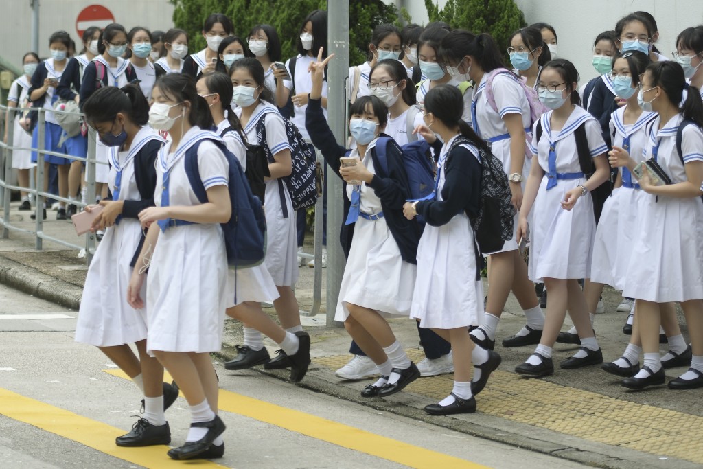 部分小學生家長會親身到訪心儀中學,留意其學生的言行舉止。 部分小學生家長會親身到訪心儀中學,留意其學生的言行舉止。