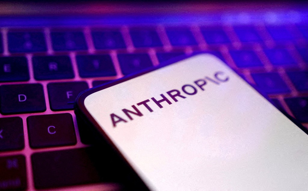 Anthropic指控阿里巴巴發動「蒸餾攻擊」非法獲取Claude模型能力。 路透社