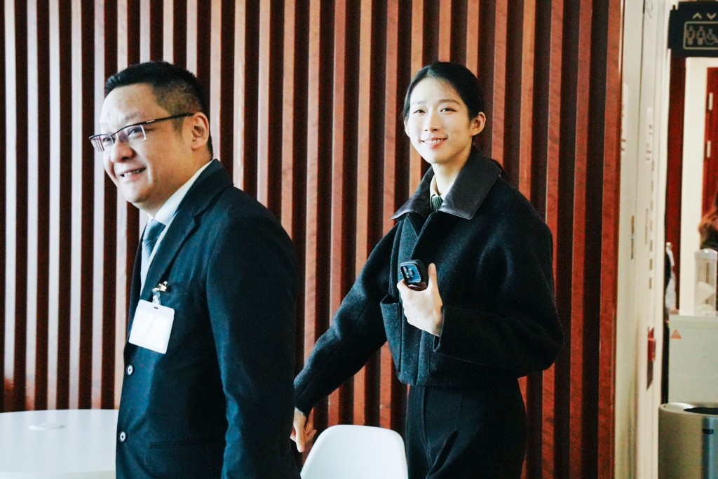 旅遊界候任議員江旻憓以微笑回應記者追問，向大家說早晨。汪旭峰攝