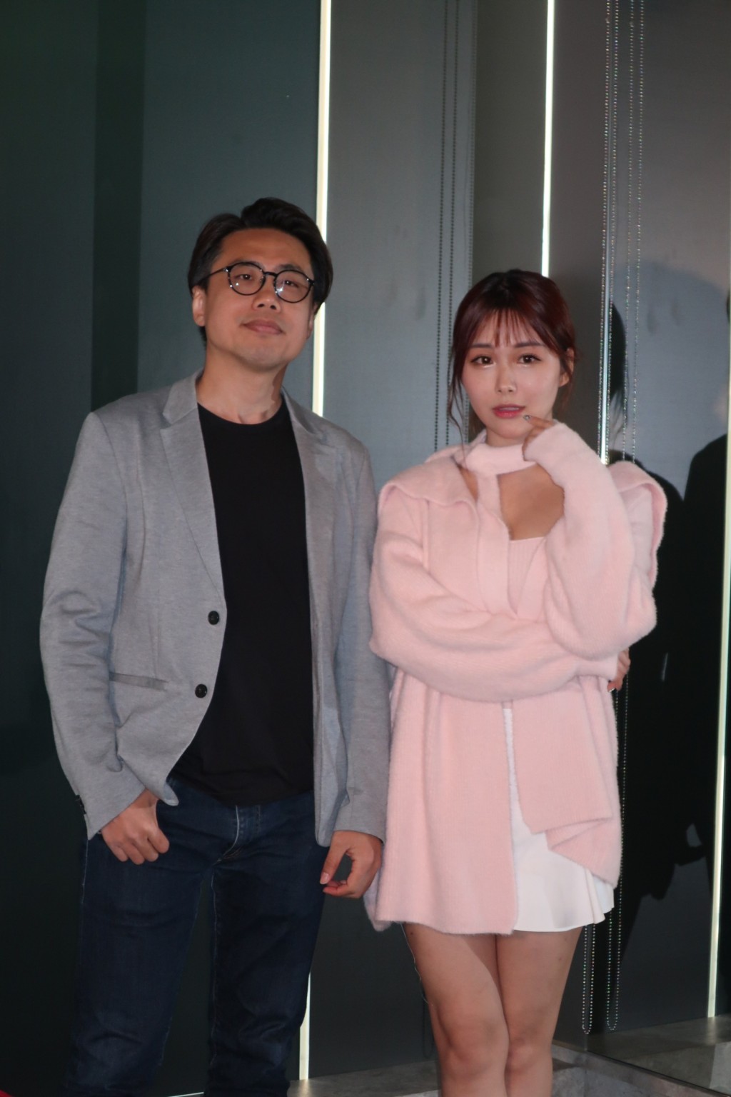 导演郑峰岚与素海霖。