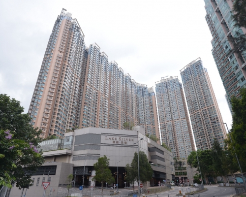 銀湖.天峰中層H室,議價後以933.8萬易手。