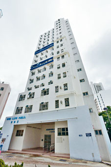 张祺忠与家人住在伟伦堂顶楼。