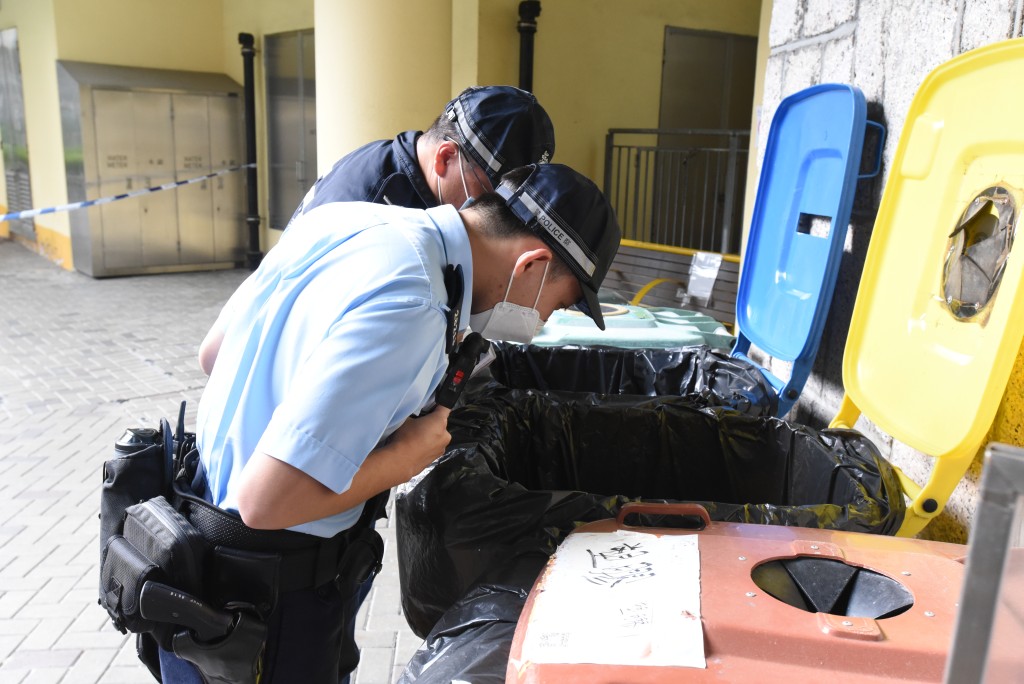 警员于贵亮楼大堂外的垃圾筒发现利刀。