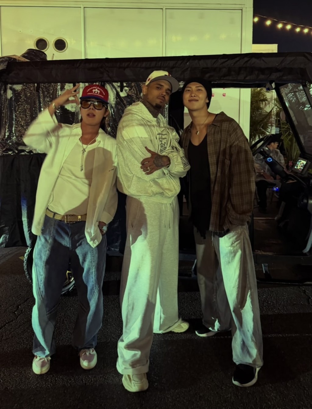 Chris Brown在社交網分享RM（右）及J-Hope的合照。