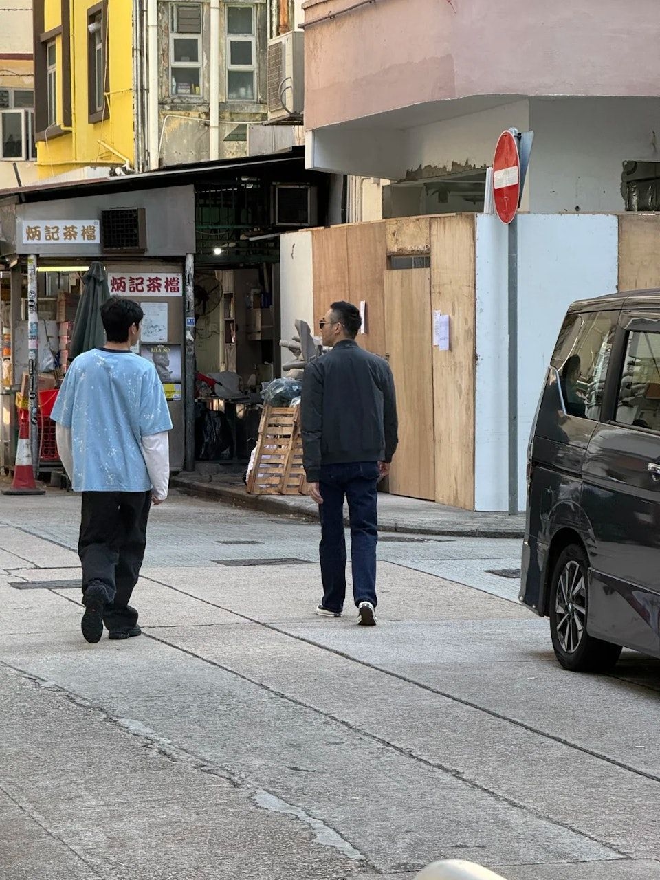 有網民在小紅書上分享,於香港偶遇了張智霖與他的兒子。 有網民在小紅書上分享,於香港偶遇了張智霖與他的兒子。