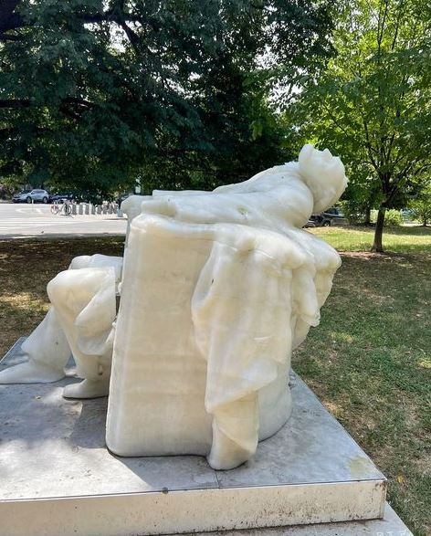 美国一座户外的巨型林肯蜡像，抵受不住连日高温融化至断颈。