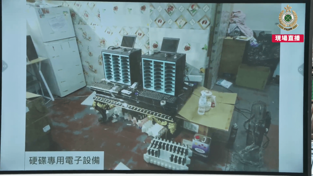 海關展示涉案加工場的硬碟專用設備。
