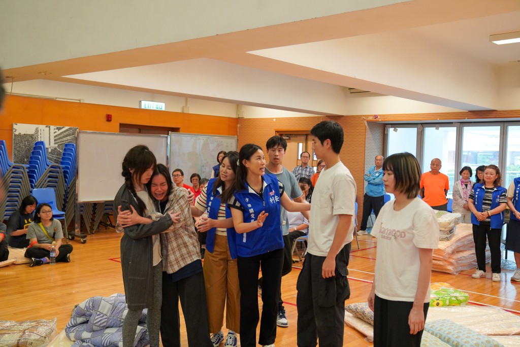 關愛隊人員關顧受影響人士的需要。 關愛隊人員關顧受影響人士的需要。