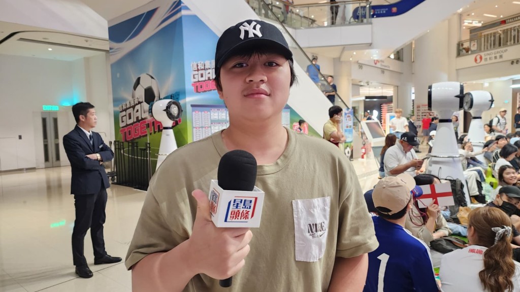 吳同學首次到奧海城睇波,認為現場氣氛很好。黎志偉攝 吳同學首次到奧海城睇波,認為現場氣氛很好。黎志偉攝