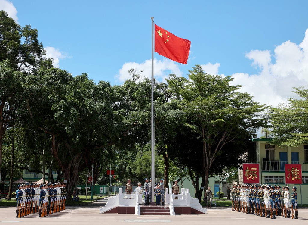 閉營典禮上，各方代表分別致辭後，主禮嘉賓為學員代表頒發結業證書，並合影留念，隨後全場合唱《歌唱祖國》。駐港部隊圖片