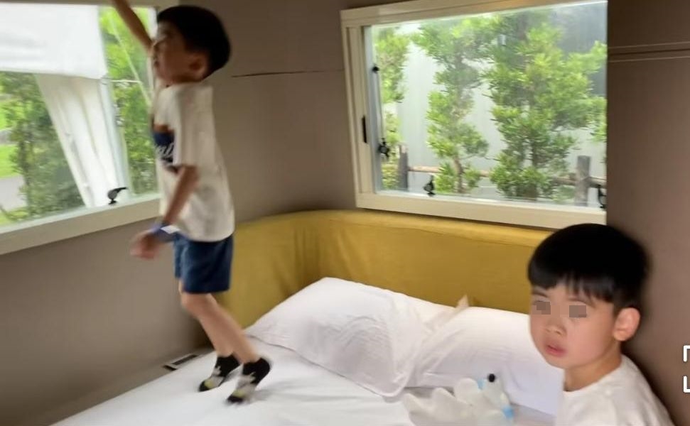 小志嘅一對孖仔精靈活潑,兩人喺渡假屋內跳牀。